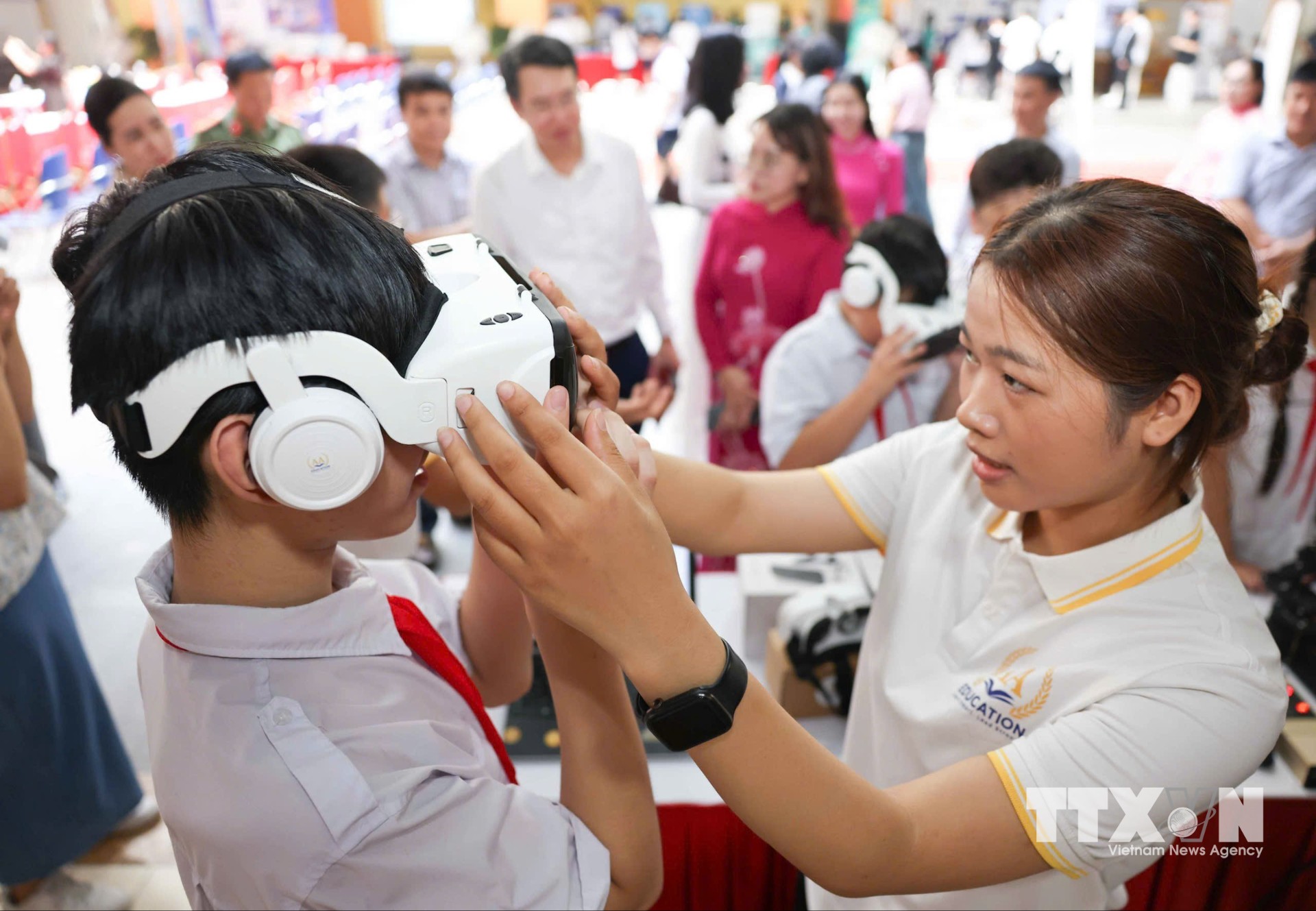 Học sinh hào hứng trải nghiệm “Không gian học tập số”. (Ảnh: Thanh Tùng/TTXVN)